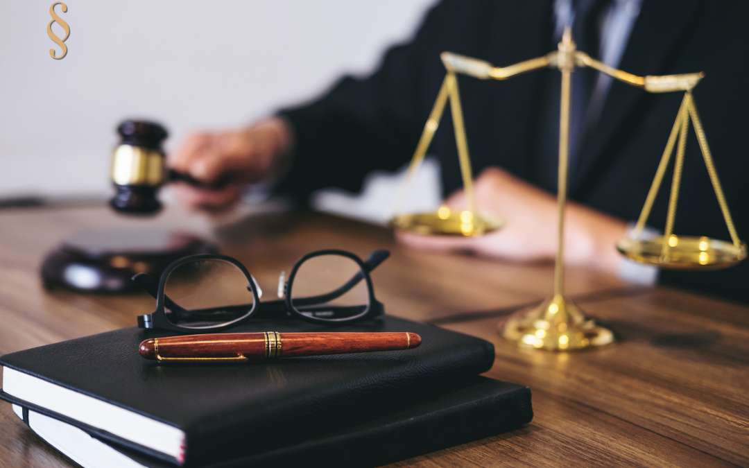 Kancelaria frankowa, dokumenty, okulary, złota waga i młotek sędziowski