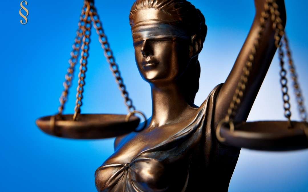 Figura Temidy z wagą w ręku, symbol sprawiedliwości i prawa w kontekście kredytów frankowych.