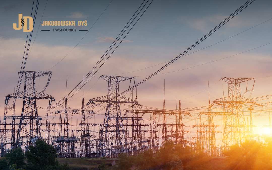 Widoczny słup energetyczny wysokiego napięcia na działce