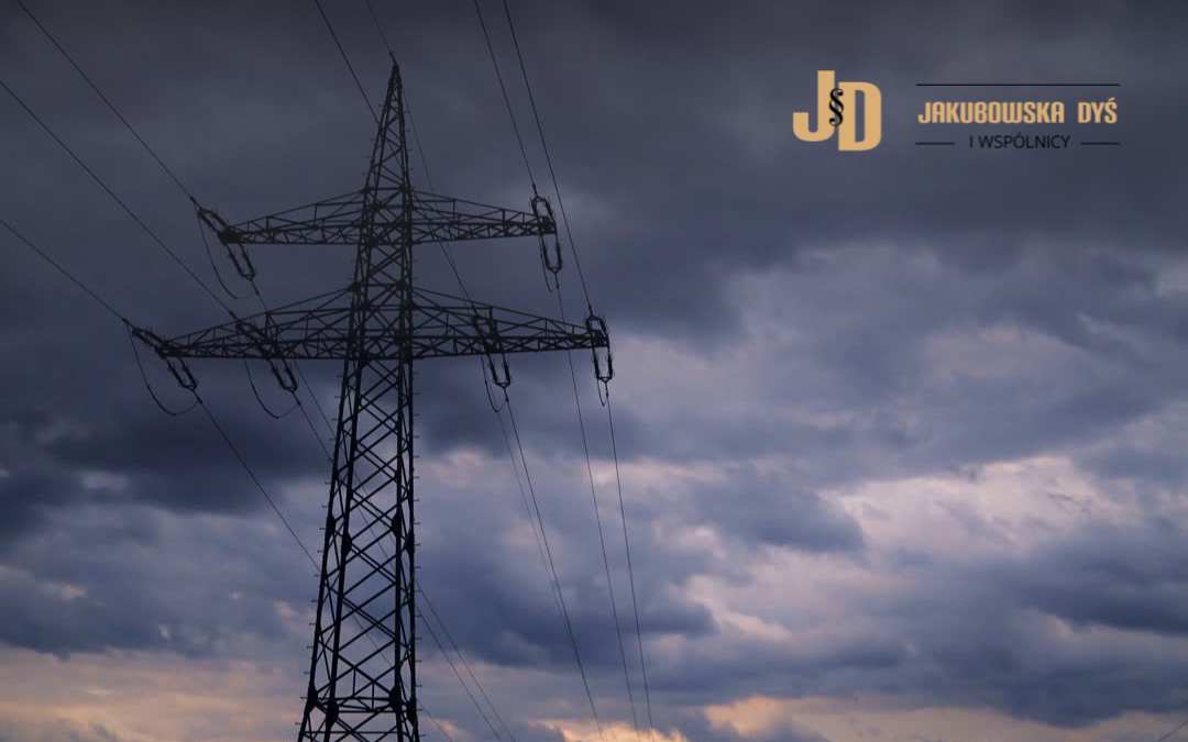 Widoczny słup energetyczny wysokiego napięcia na działce