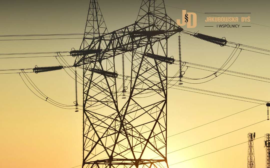 Widoczny słup energetyczny wysokiego napięcia na działce