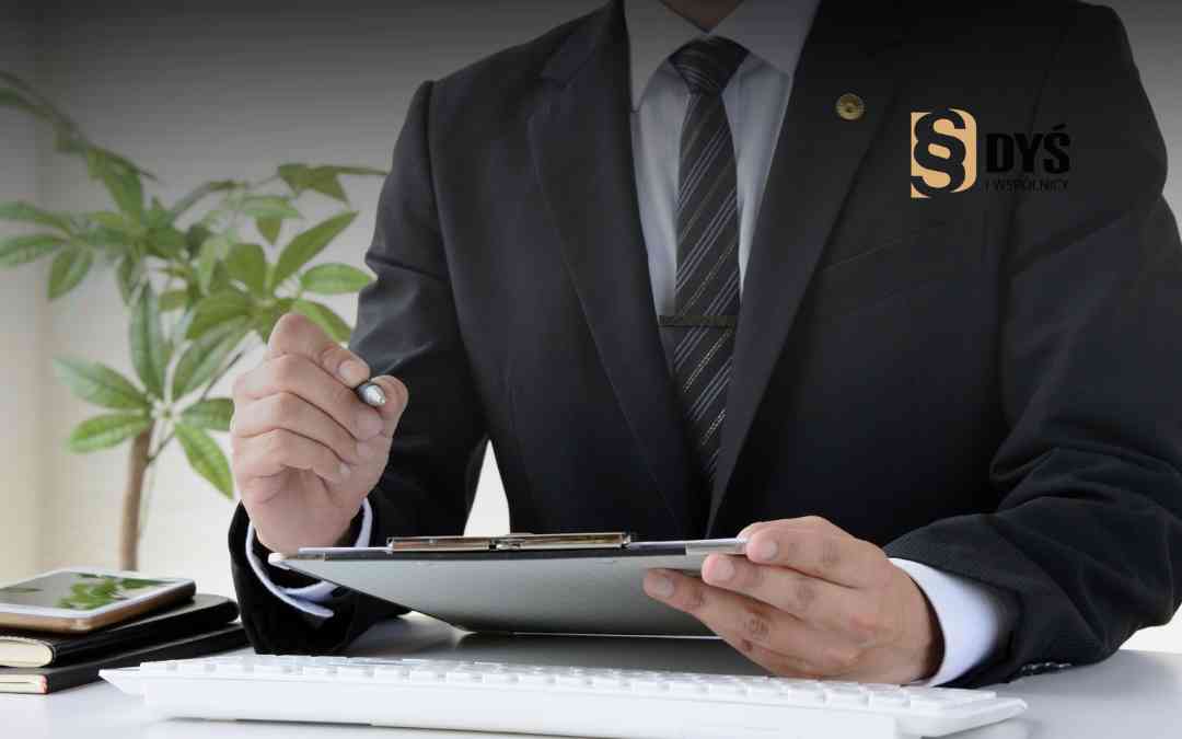 Radca prawny analizuje dokumenty przy biurku – wsparcie kancelarii w negocjowaniu umowy o służebność.