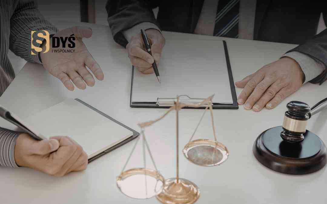 Prawnik podpisuje dokumenty przy wadze szali i młotku sędziowskim – pomoc w przekształceniu spółki.