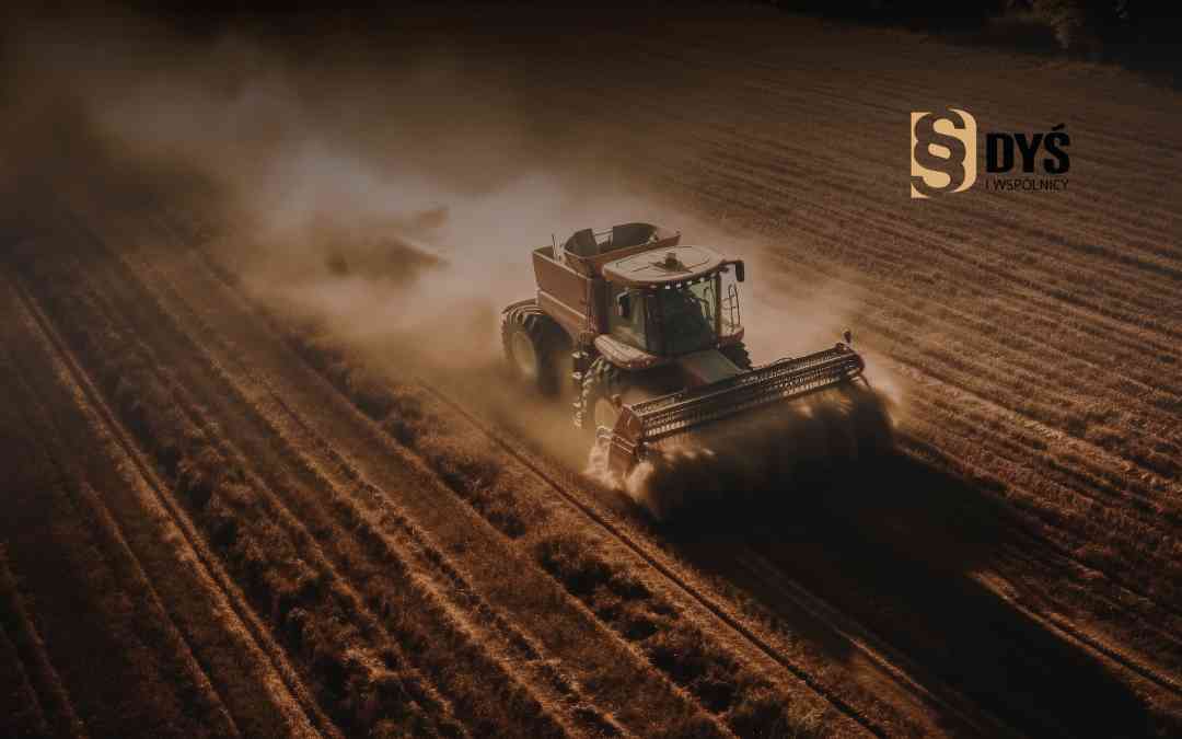 Ciągnik z maszyną rolniczą pracuje na polu – ilustracja strat w gospodarstwie.