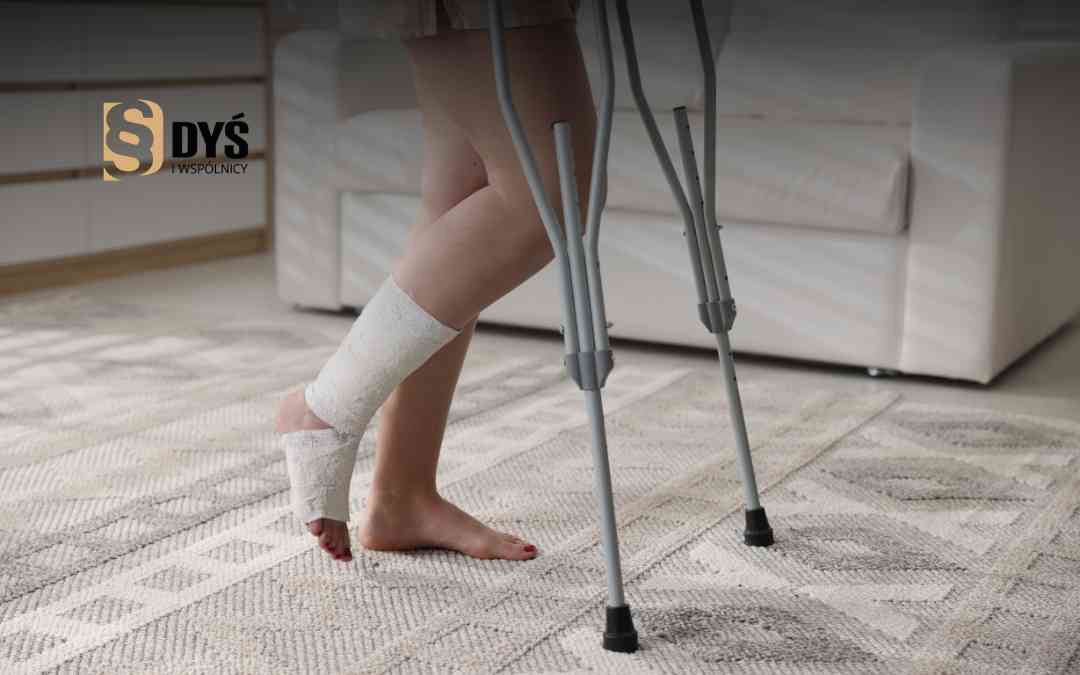 Kobieta z nogą w gipsie idzie o kulach po dywanie w salonie.