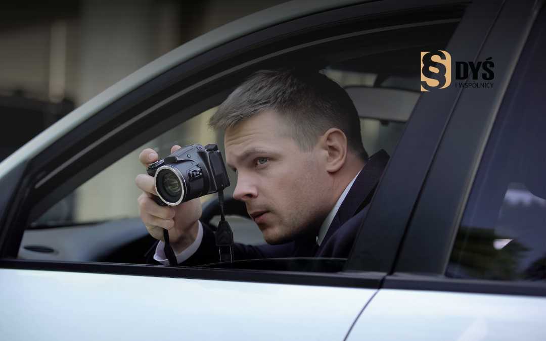 detektyw robi zdjęcie z samochodu