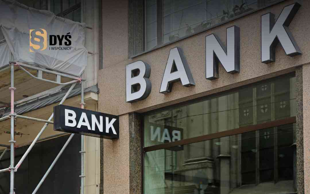 Kredytobiorca mijający fasadę banku z dużym napisem BANK – ilustracja do artykułu o wyroku TSUE.