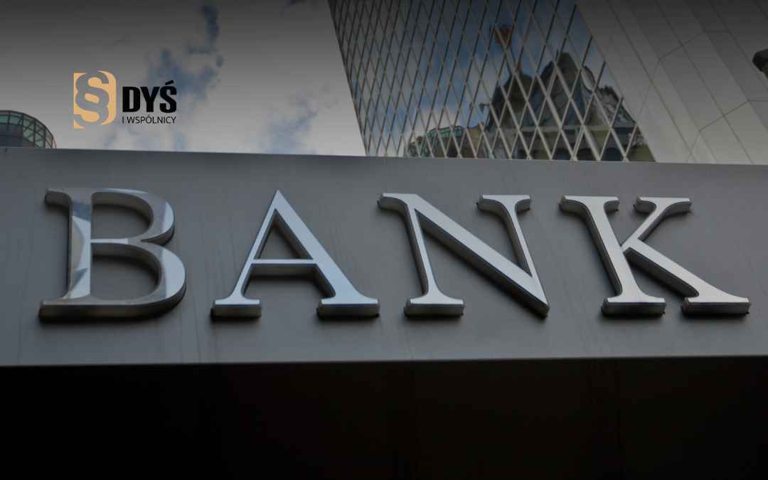 Nowoczesny budynek z dużym, metalowym napisem BANK – ilustracja do tematu roszczeń banków o zwrot kapitału.