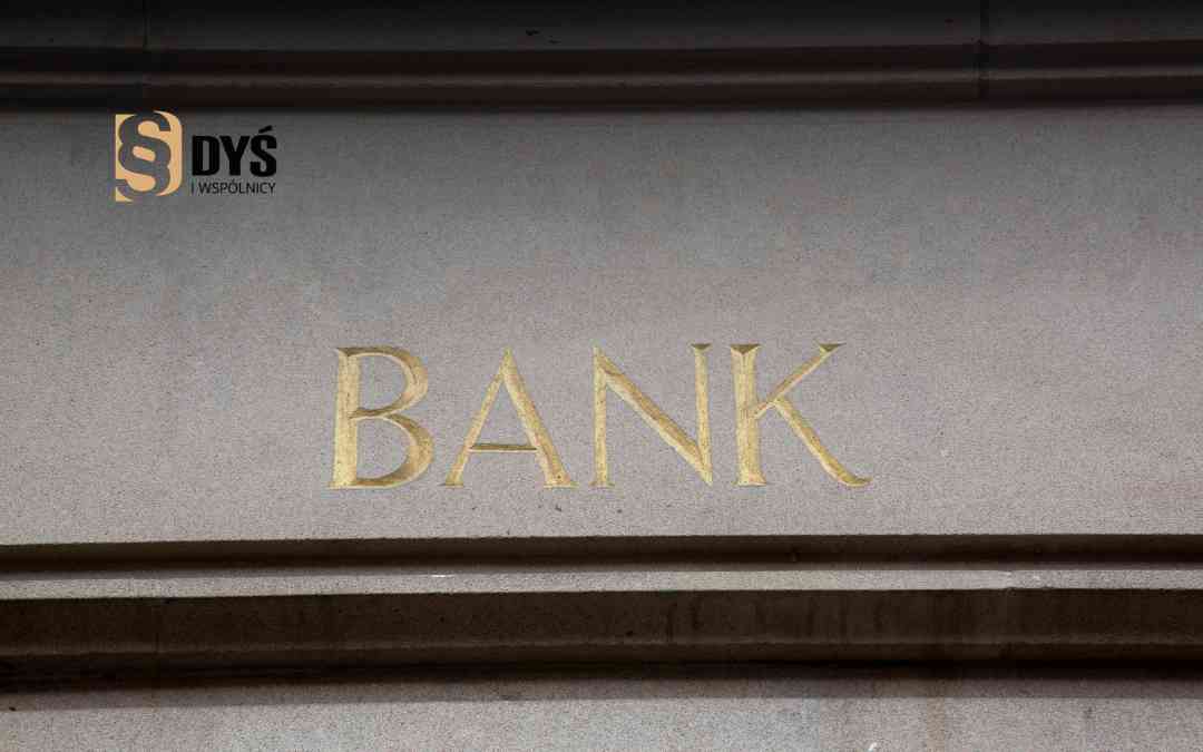 Złoty napis BANK na kamiennej elewacji budynku – ilustracja do artykułu o odmowie sankcji kredytu darmowego.