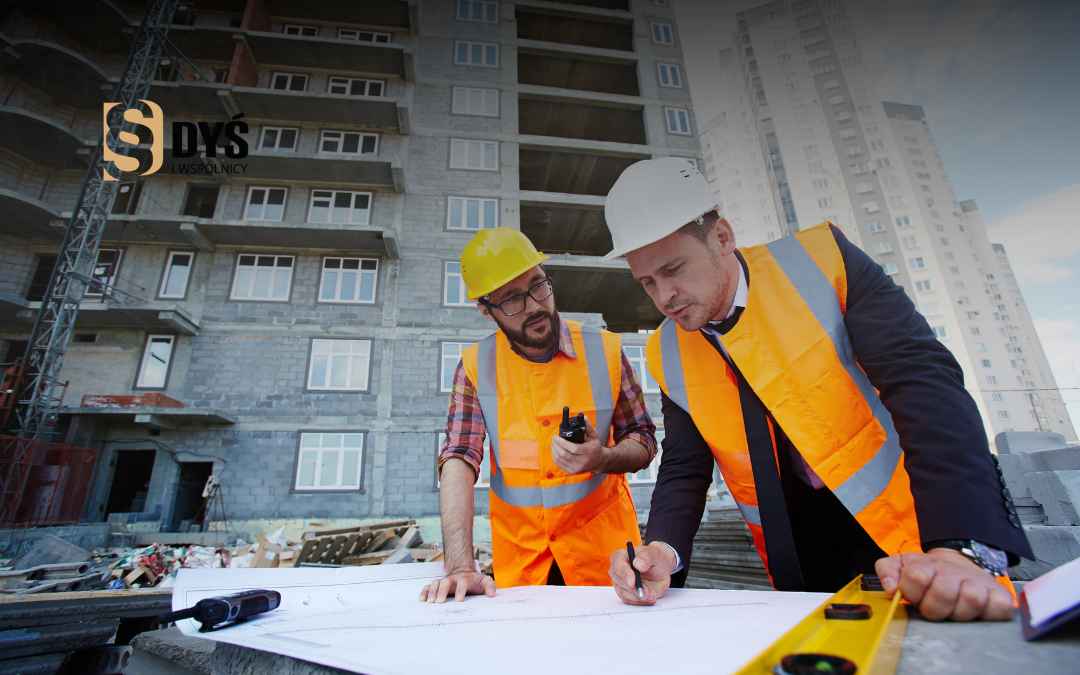 Inżynier w kasku i kamizelce analizuje plan budowy z deweloperem przed nowoczesnym wieżowcem.