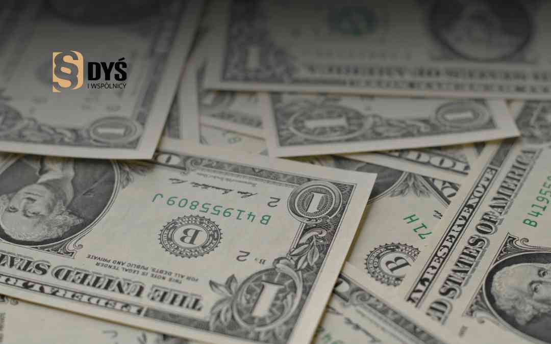 Banknoty dolarów amerykańskich – symbol umowy kredytu walutowego w USD