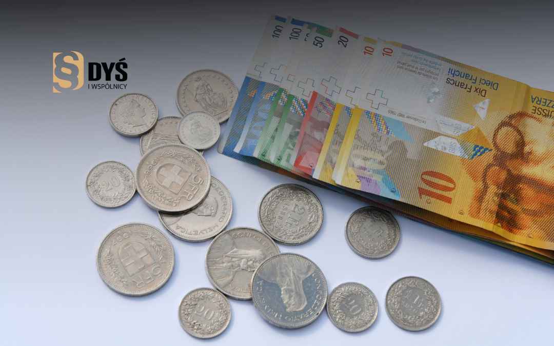 Monety i banknoty franka szwajcarskiego CHF symbolizujące nadpłaty w spłacie kredytu frankowego.