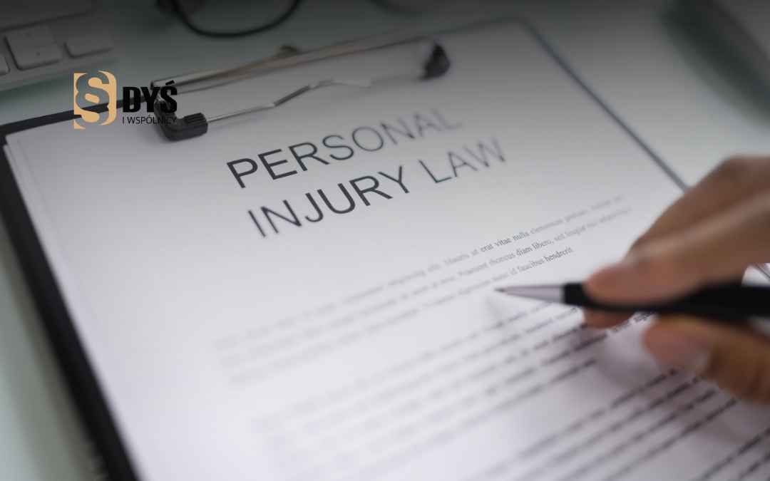Dłoń wskazuje długopisem dokument Personal Injury Law na podkładce – analiza zaniżonego odszkodowania