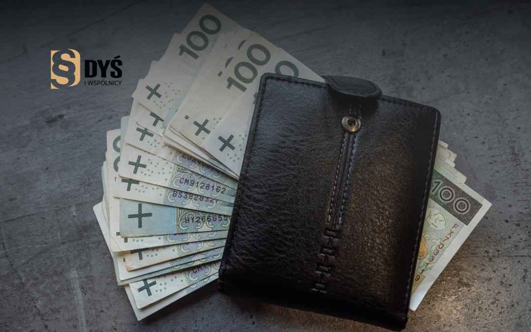 Skórzany portfel pełen polskich banknotów stuzłotowych – symbol odzyskania kosztów kredytu konsumenckiego.