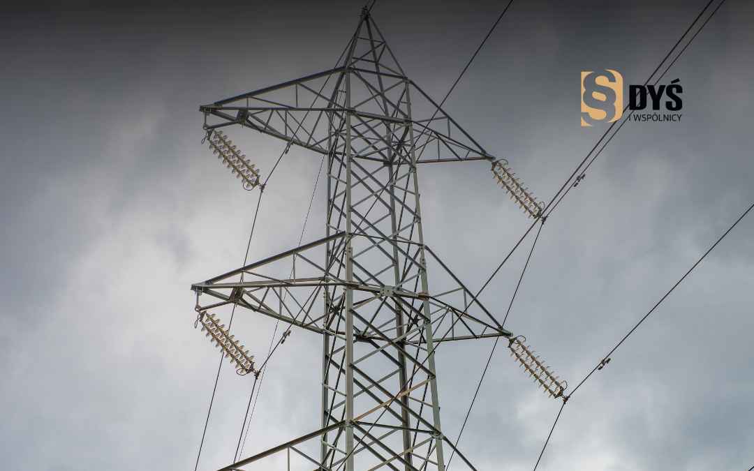 Stalowy słup elektroenergetyczny linii wysokiego napięcia na tle pochmurnego nieba – element infrastruktury przesyłowej
