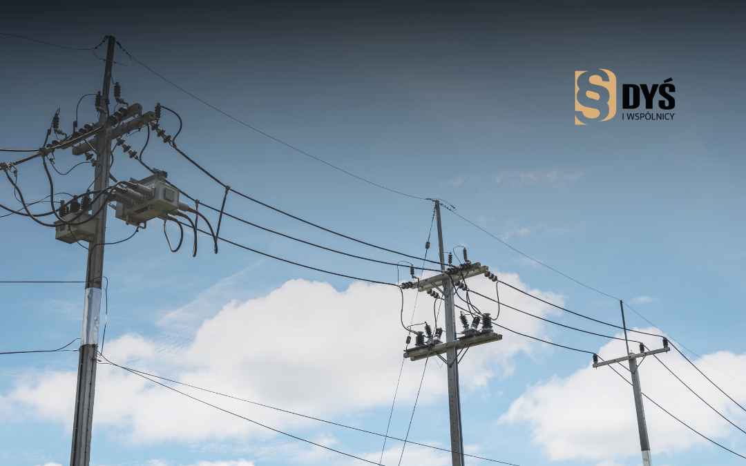 Stara linia energetyczna ze słupami i transformatorami – spór o zasiedzenie służebności przesyłu.
