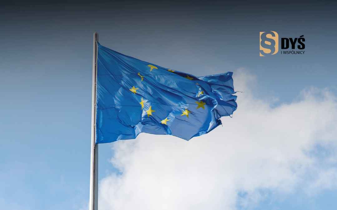 Flaga Unii Europejskiej powiewająca na tle nieba – symbolizuje nadchodzący wyrok TSUE w sprawie frankowiczów.