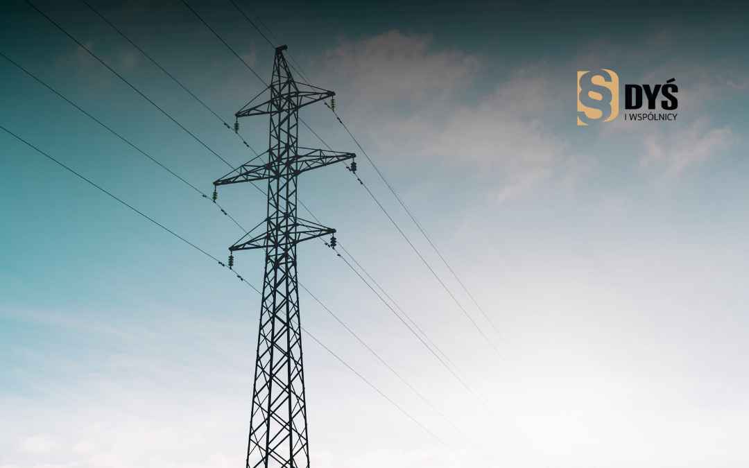 Słup wysokiego napięcia stojący na prywatnej działce jako element infrastruktury przesyłowej.