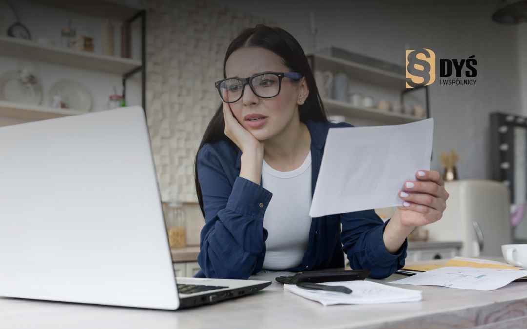 Zmartwiona kobieta w okularach sprawdza zapisy nowej umowy refinansowej przed ekranem laptopa