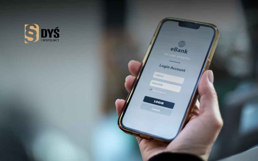 Osoba trzyma smartfon z otwartym ekranem logowania do bankowości elektronicznej eBank
