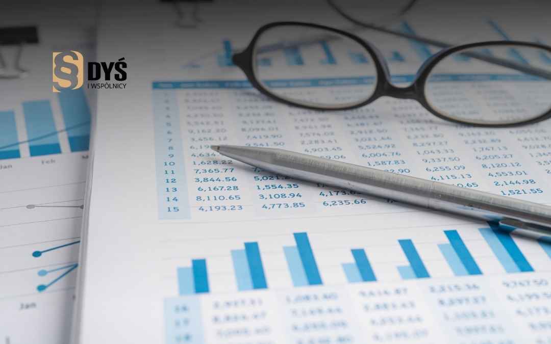 Okulary i długopis leżące na szczegółowym kosztorysie oraz wykresach finansowych.