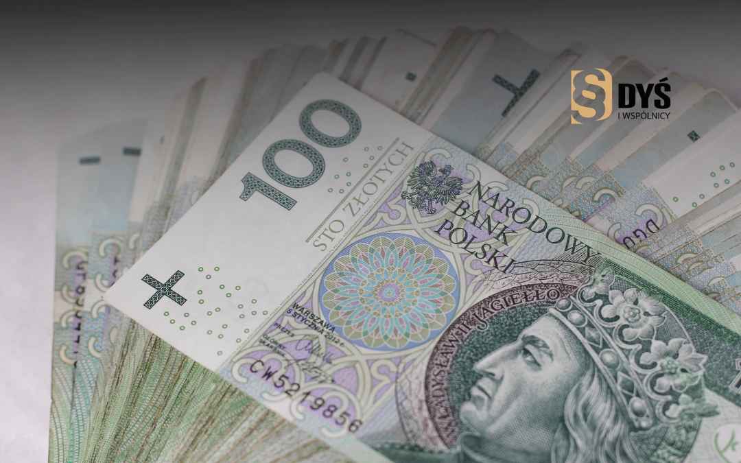 Zbliżenie na plik polskich banknotów o nominale 100 PLN z wizerunkiem Władysława II Jagiełły.