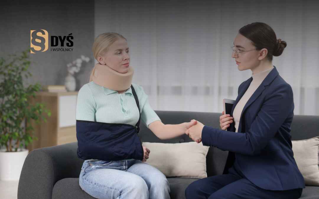 Poszkodowana kobieta w kołnierzu ortopedycznym uzgadnia z prawnikiem odwołanie od decyzji ubezpieczyciela.