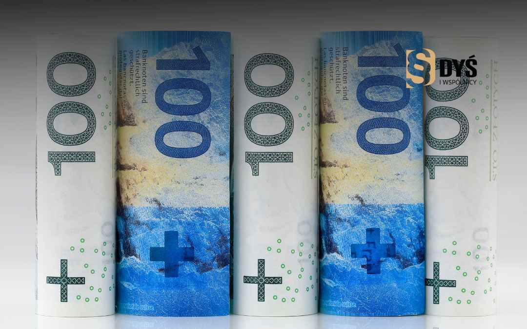 Zwińki banknotów sto franków szwajcarskich – ilustracja roszczeń i rozliczeń z bankiem CHF.