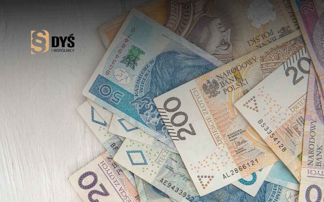 Polskie banknoty symbolizujące rozliczenie finansowe i zwrot odsetek po rozwodzie.
