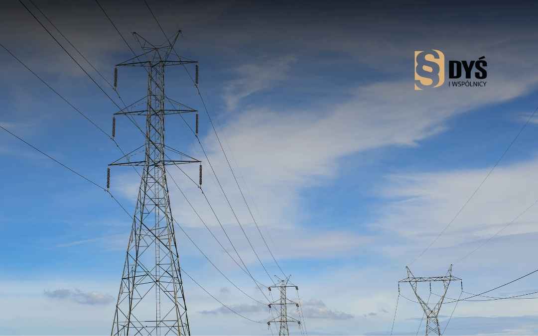 Wysoki słup linii elektroenergetycznej wysokiego napięcia na tle nieba.