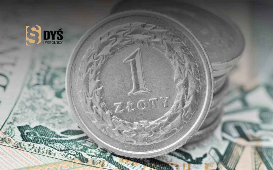 Moneta jednopolskozłotowa na tle banknotów – ilustracja do tematu kosztów kredytu.