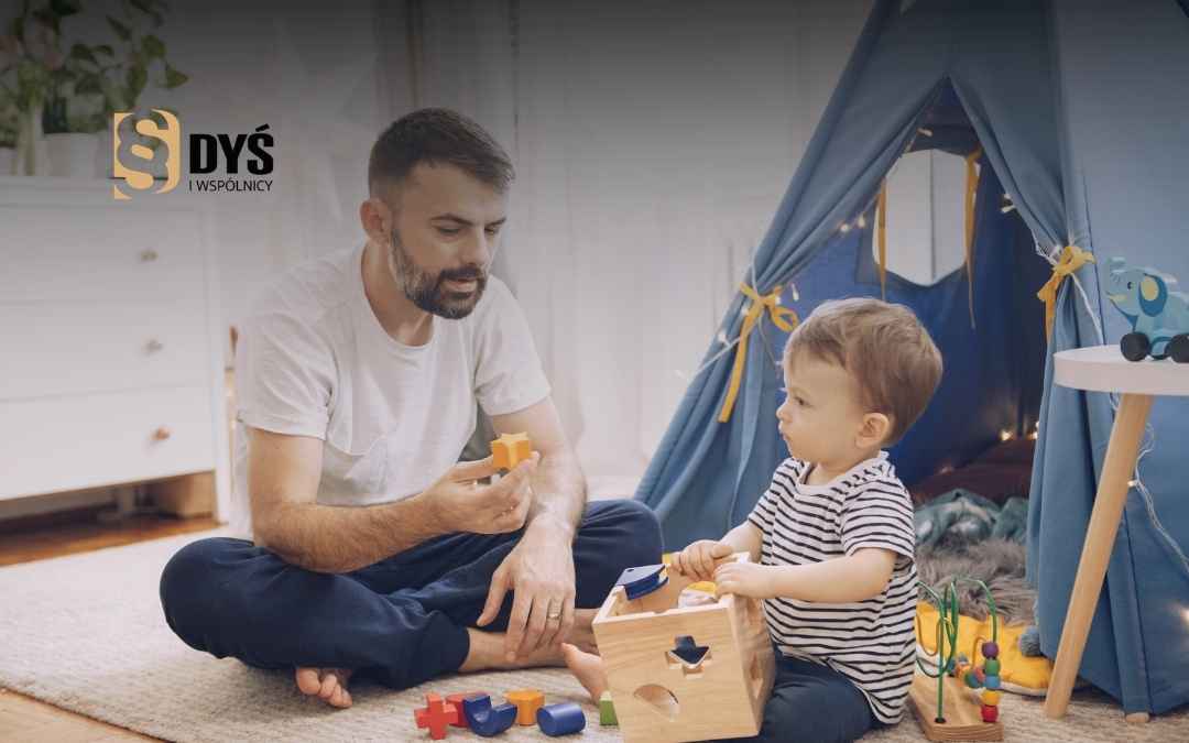 Ojciec bawiący się z dzieckiem klockami na dywanie – relacja z dzieckiem a kontakty rodzicielskie.