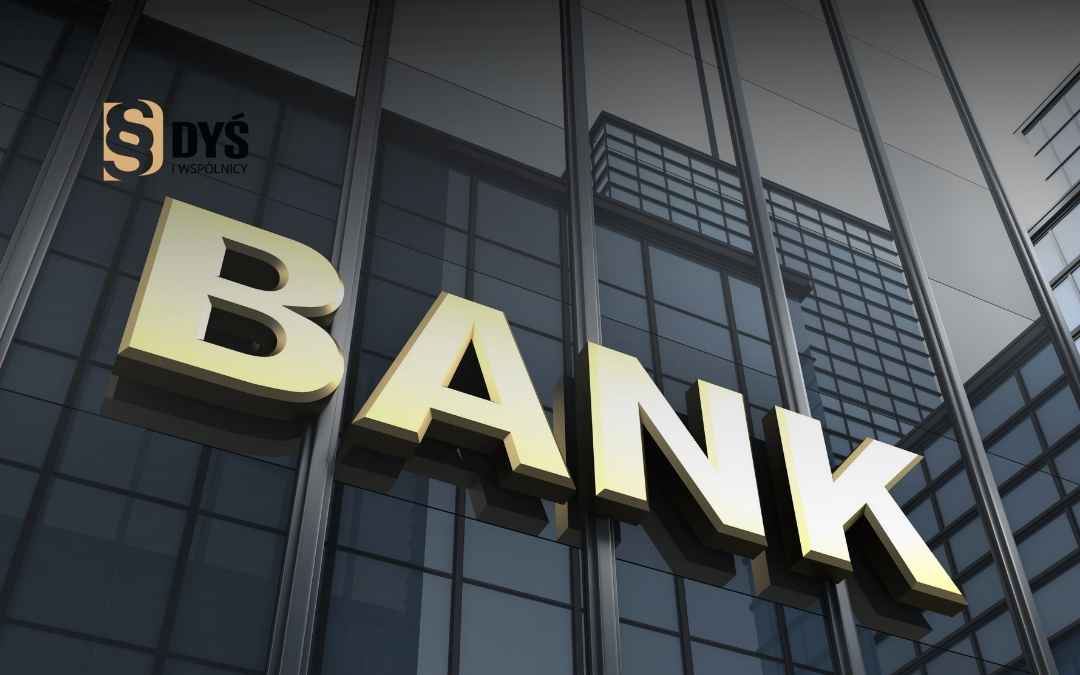 Elewacja nowoczesnego budynku banku z napisem BANK – ilustracja do sporu z kredytodawcą.