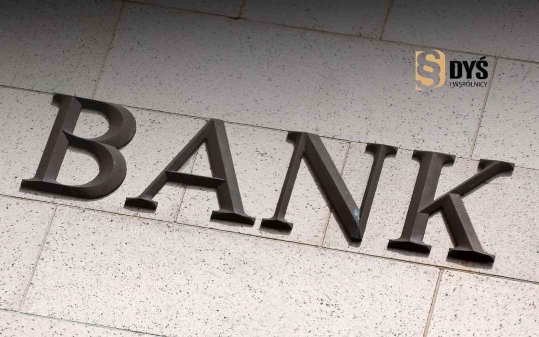 Napis Bank na kamiennej elewacji budynku – symbol jednostronnego ustalania tabel kursowych w umowach.