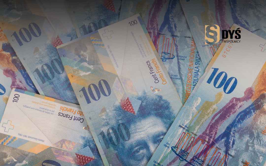 Rozsypane szwajcarskie banknoty o nominale 100 CHF ilustrujące rozliczenia umów kredytów indeksowanych.
