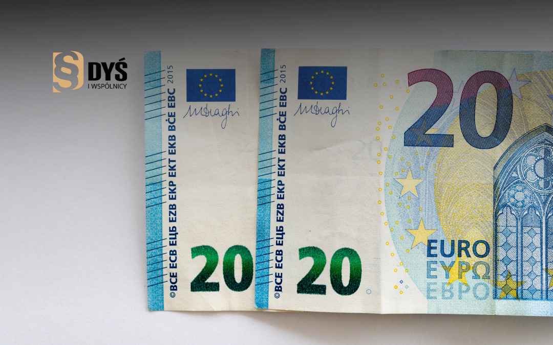 Zbliżenie na banknoty o nominale 20 euro stanowiące symbol przeliczania rat kredytów indeksowanych i denominowanych.