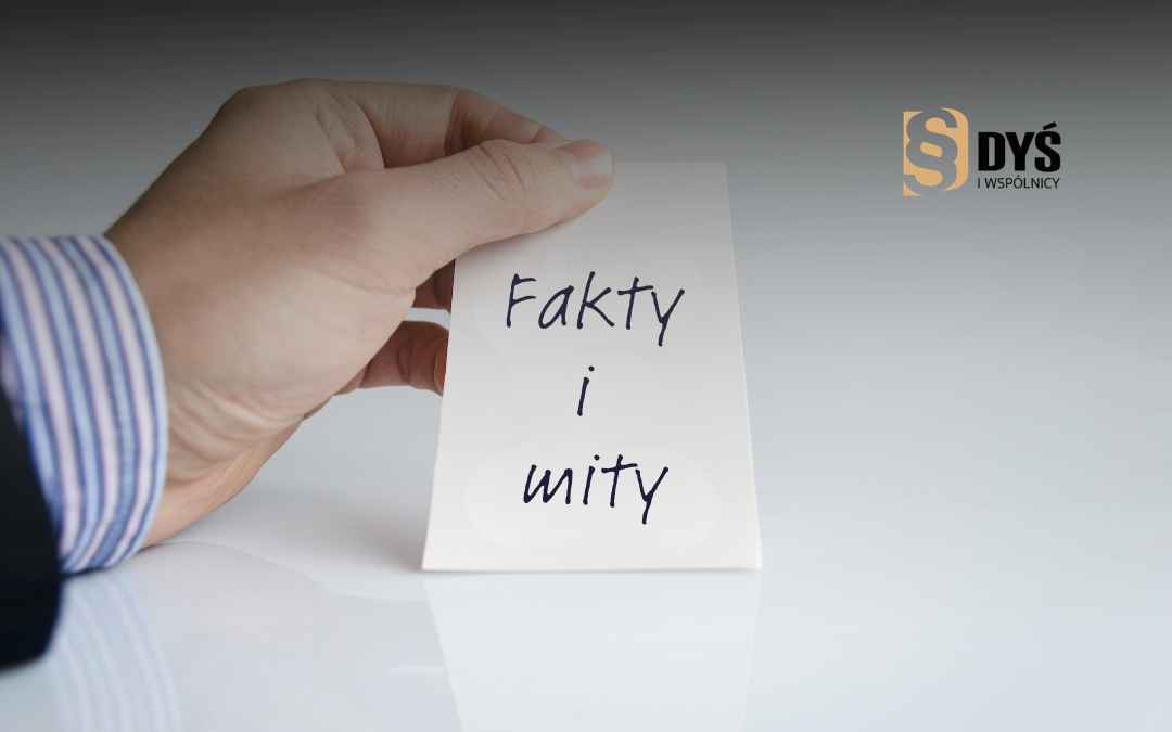 Ręka trzymająca kartkę z napisem Fakty i mity o sankcji kredytu darmowego.