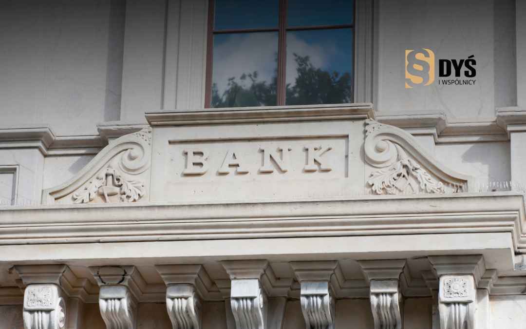 Klasyczna elewacja budynku z napisem BANK ilustrująca spory konsumentów z instytucjami finansowymi.