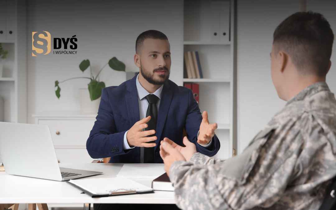 Prawnik wyjaśniający zasady dochodzenia odszkodowania mężczyźnie.