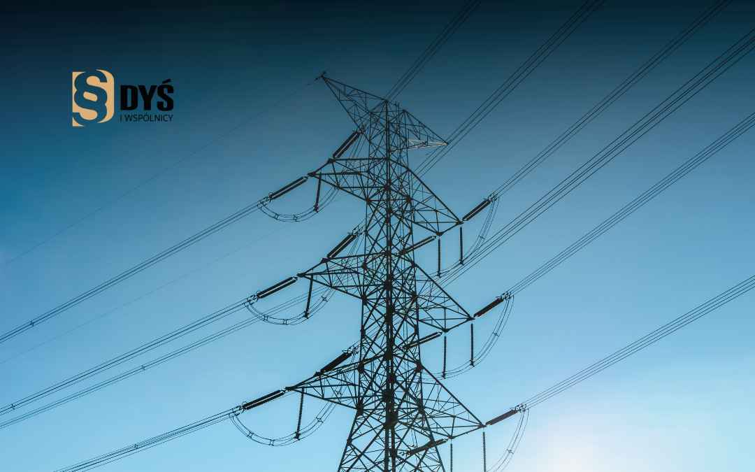 Słup energetyczny wysokiego napięcia na tle nieba – ilustracja służebności przesyłu.