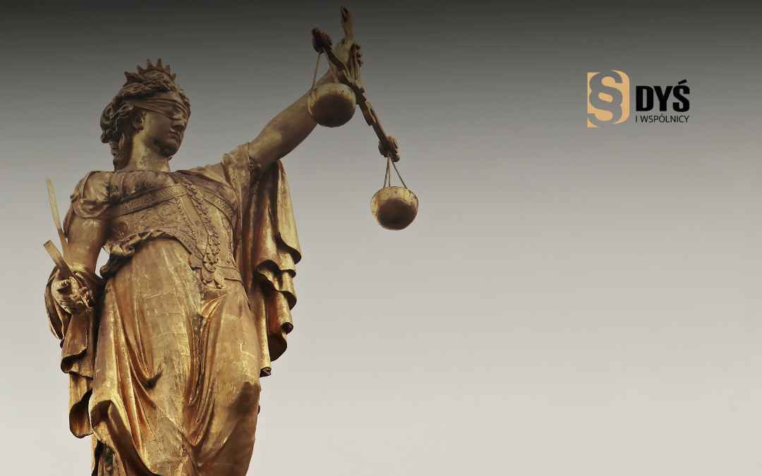 Rzeźba Temidy z wagą i opaską na oczach – symbol sprawiedliwości i procesu o odszkodowanie.