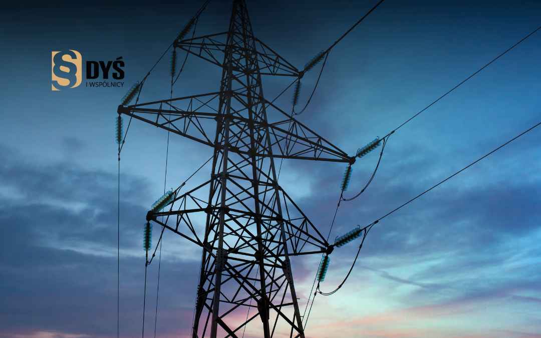 Konstrukcja stalowa słupa energetycznego wysokiego napięcia na tle ciemnego nieba – służebność przesyłu.