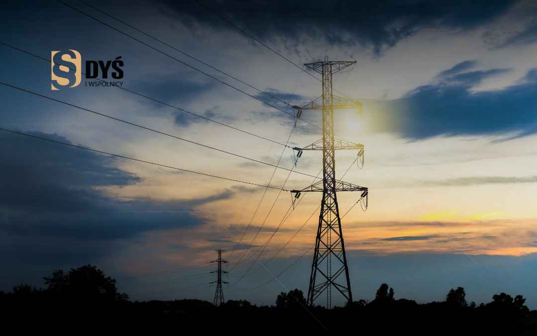 Stalowa kratownica słupa energetycznego na działce o zachodzie słońca – wynagrodzenie za bezumowne korzystanie