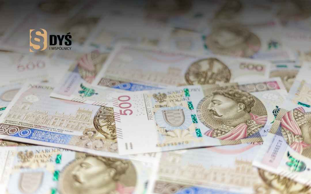 Banknoty o nominale pięćset złotych rozrzucone na stole.