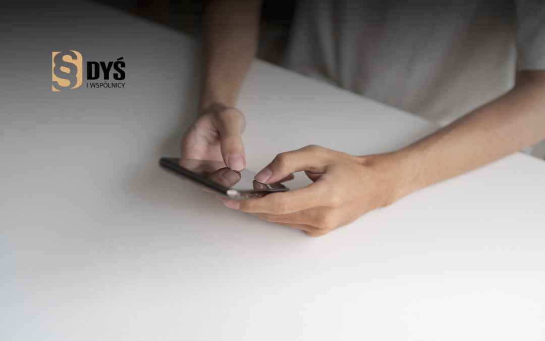 Osoba przeglądająca media społecznościowe na telefonie podczas zbierania dowodów do rozwodu.