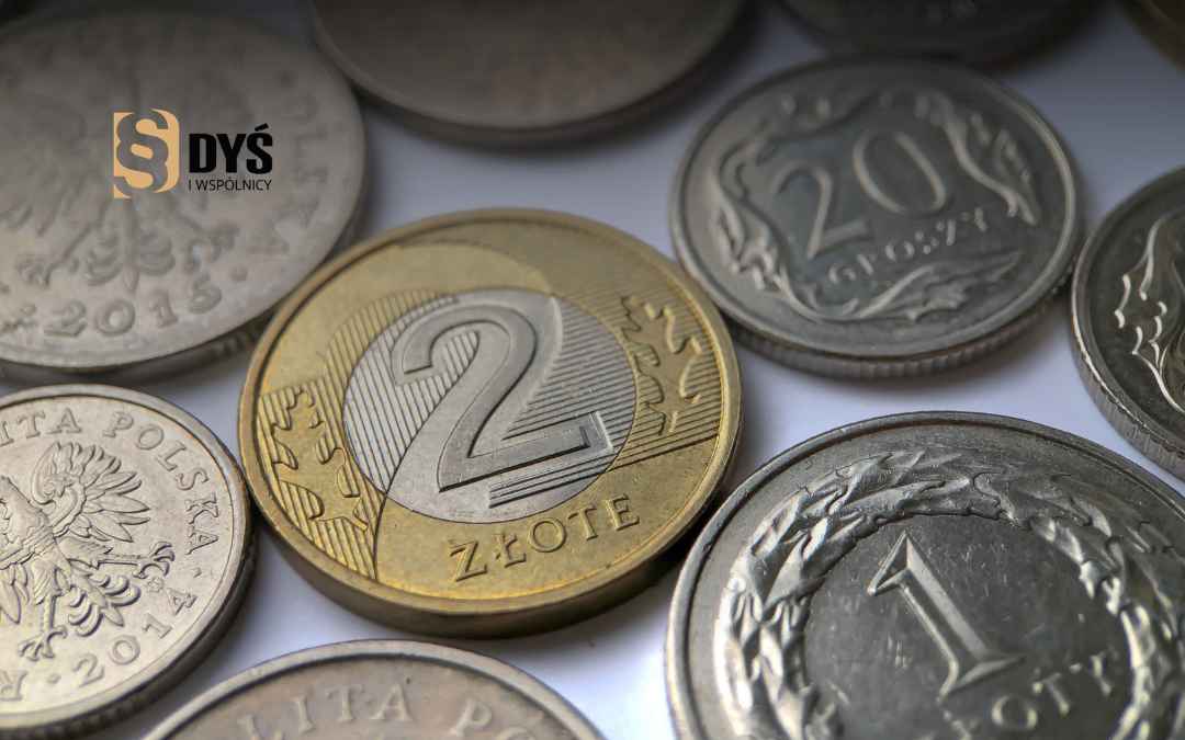 Polskie monety oznaczające zwrot kosztów kredytu i odzyskanie zapłaconych odsetek.