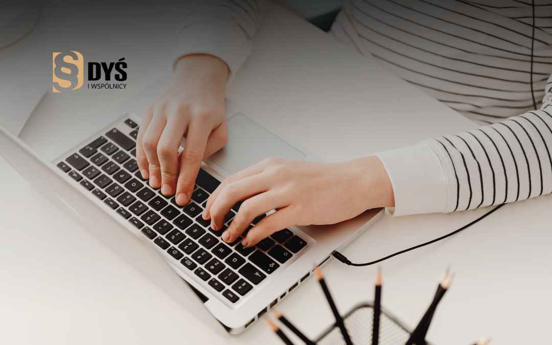 Pisanie reklamacji od decyzji ubezpieczyciela na klawiaturze laptopa.
