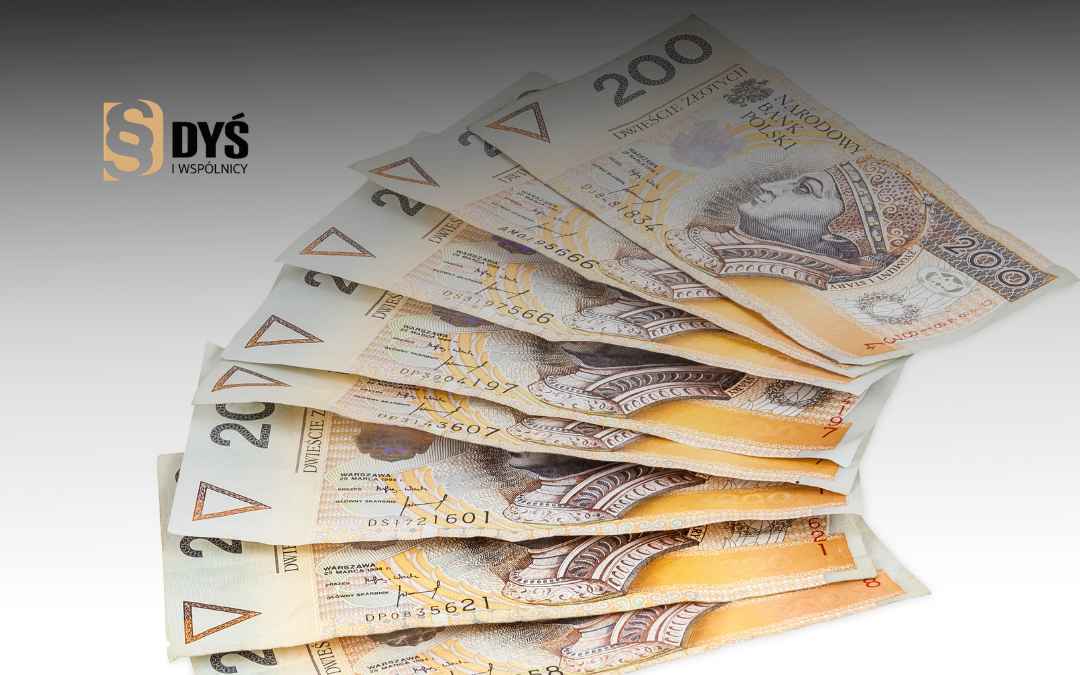 Plik banknotów dwustuzłotowych ułożonych w wachlarz jako ilustracja rekompensaty finansowej