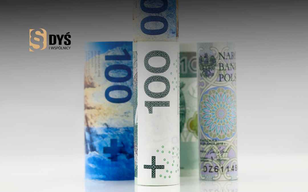 Zwinięte w rulony banknoty sto franków szwajcarskich oraz sto złotych – ilustracja ryzyka kursowego CHF.