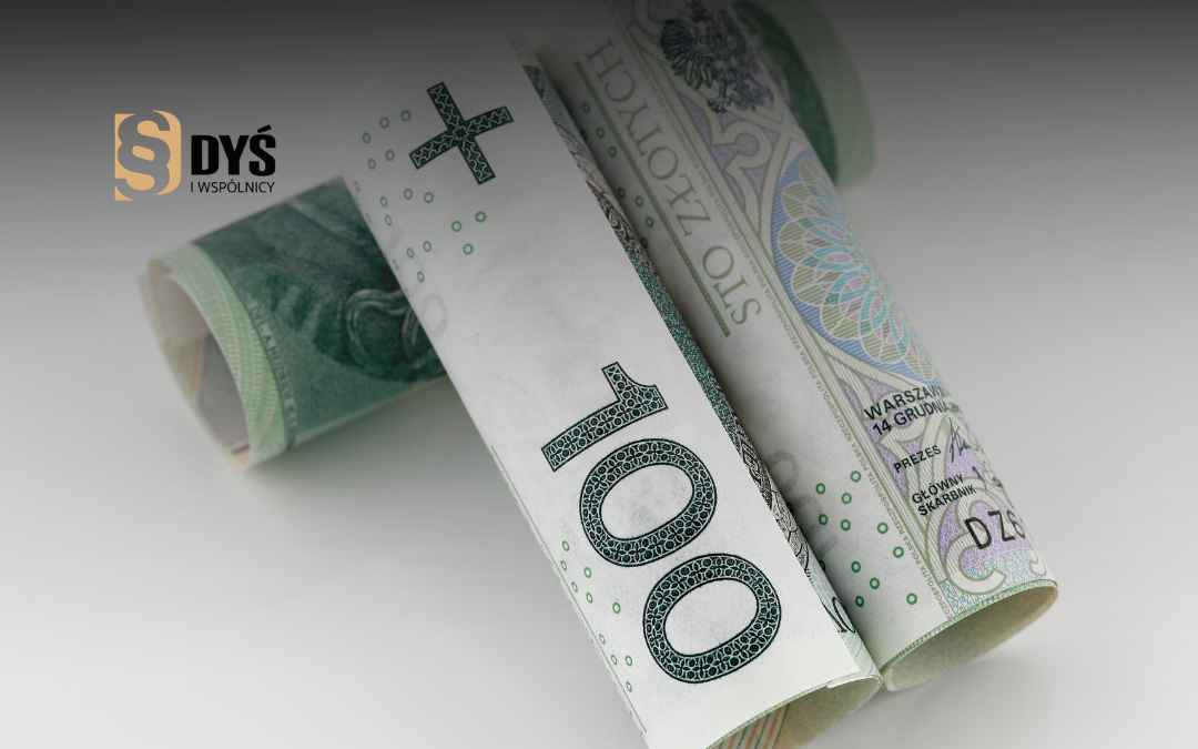 Zwinięte banknoty o nominale 100 złotych symbolizujące zwrot odsetek od banku po wyroku TSUE.